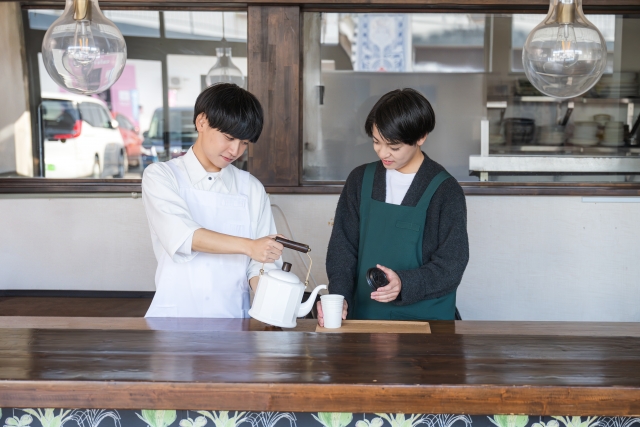 カナダ　カフェ　店員　男