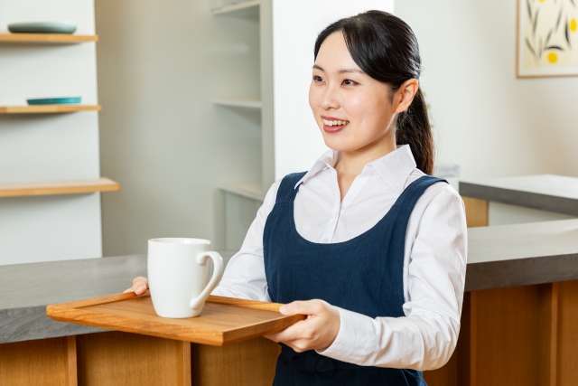 カフェ　店員　女性　コーヒー