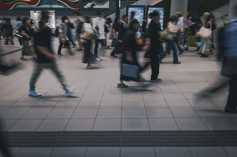 駅の中を歩行者が行き来している