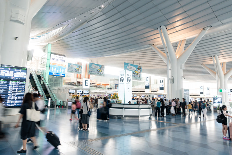 海外旅行に行く時の空港の様子