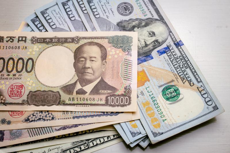 日本円の1万円札とUSドルが置かれている