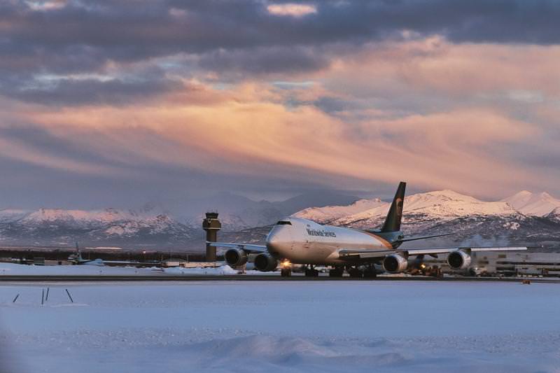 冬の夕暮れに映えるUPS貨物機と雪景色